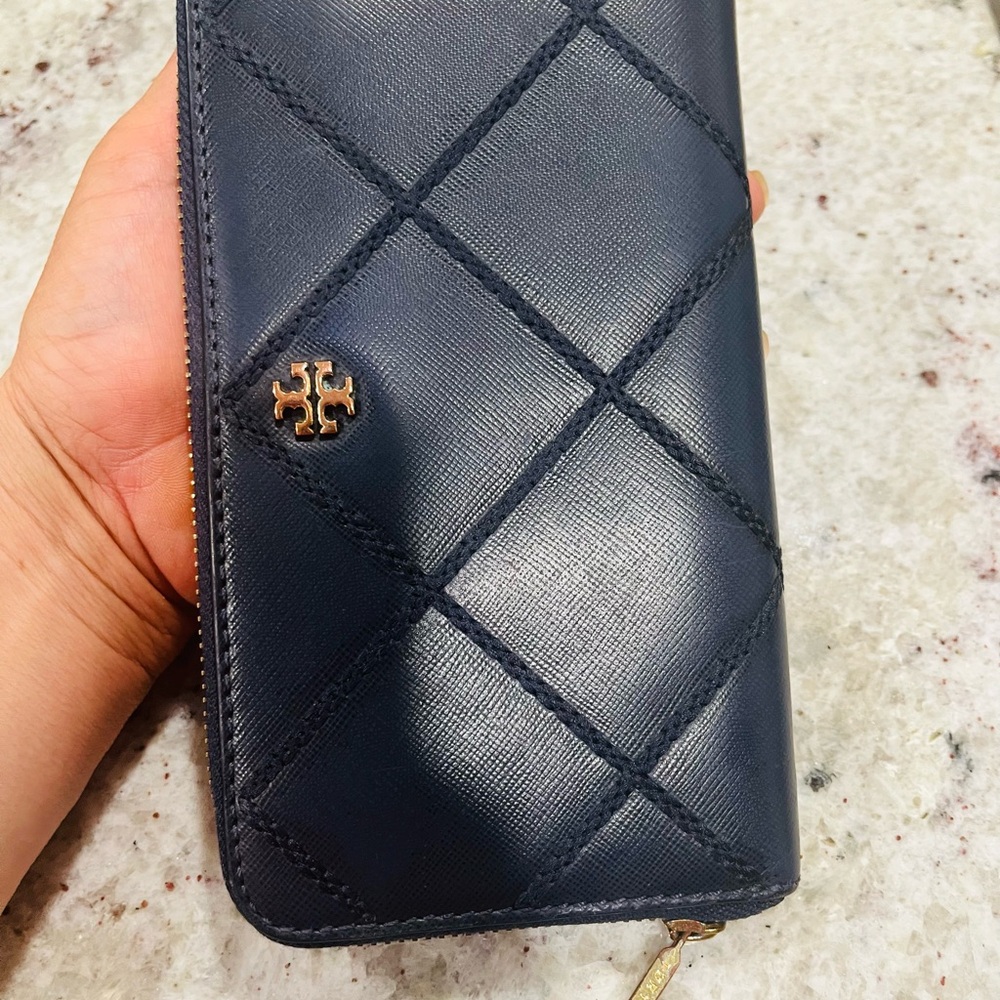 EUC Tory Burch Navy Quilted Wallet with Gold Emblem